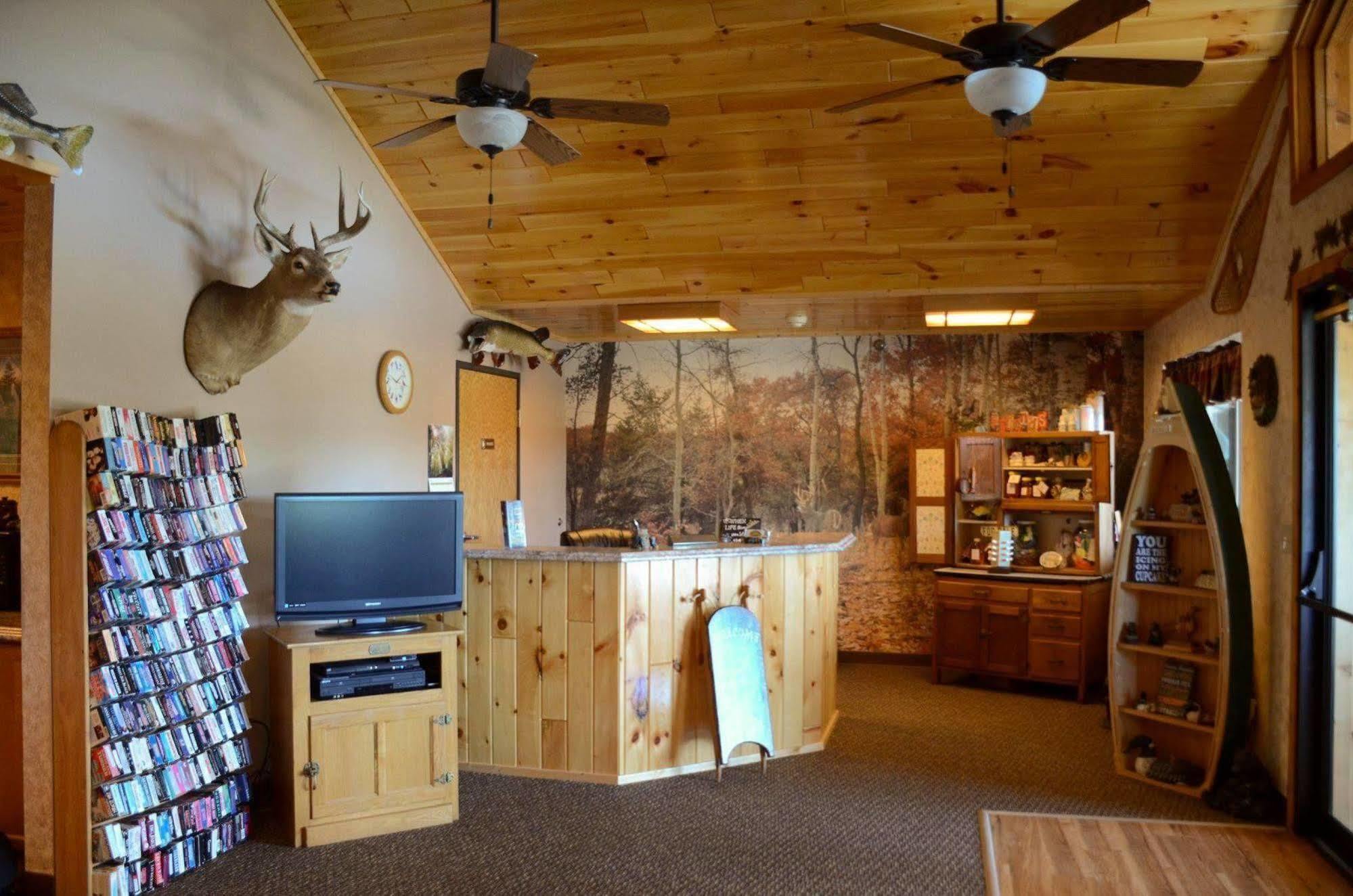 Chicaugon Lake Inn Gaastra Extérieur photo